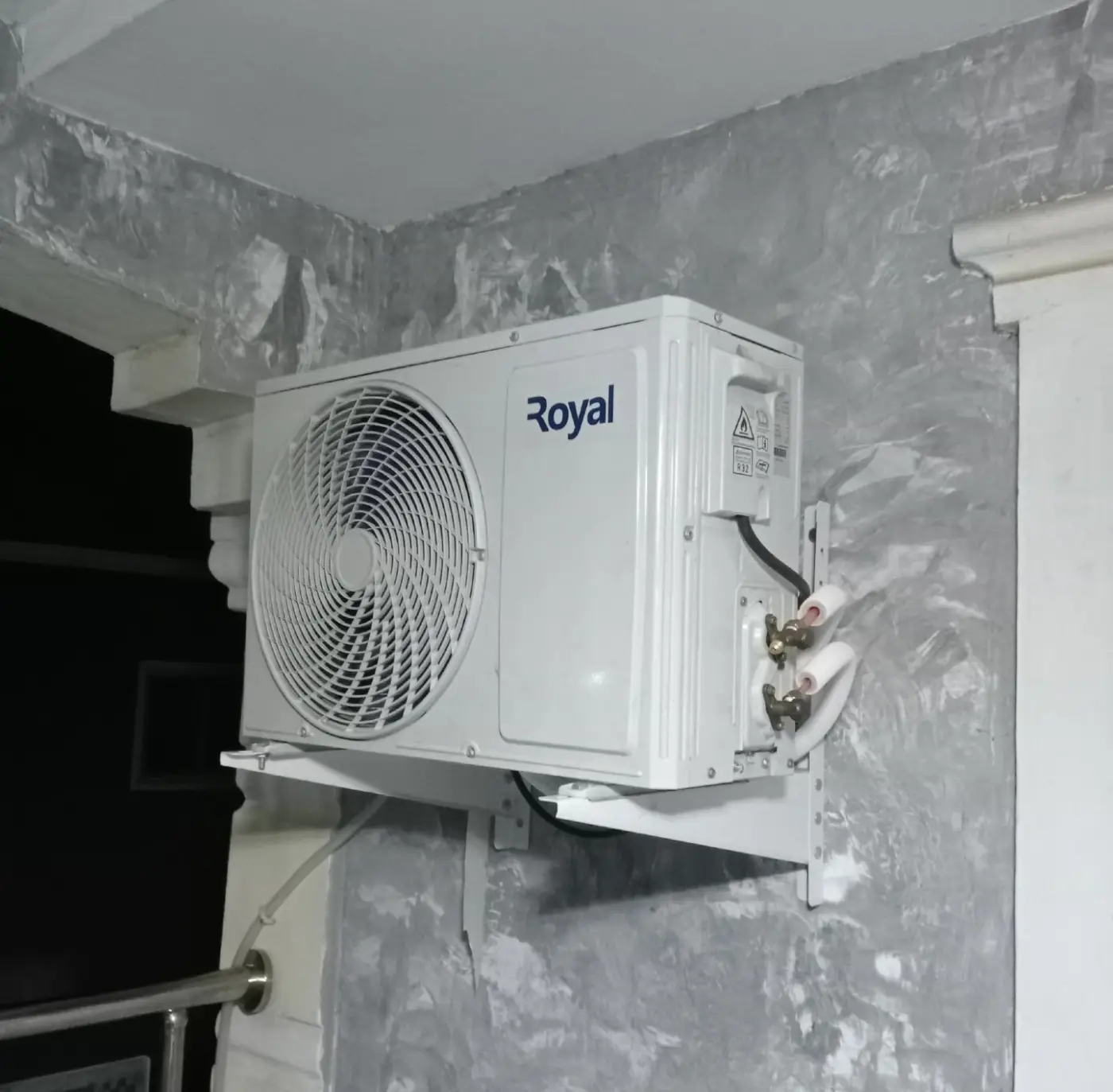 picture of an air conditioning system, outer unit